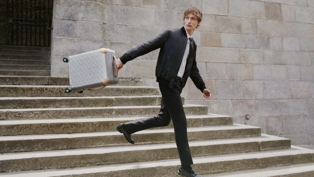 Louis Vuitton launches its first aluminum suitcase – made by Marc Newson 4 Louis Vuitton Horizon Aluminum