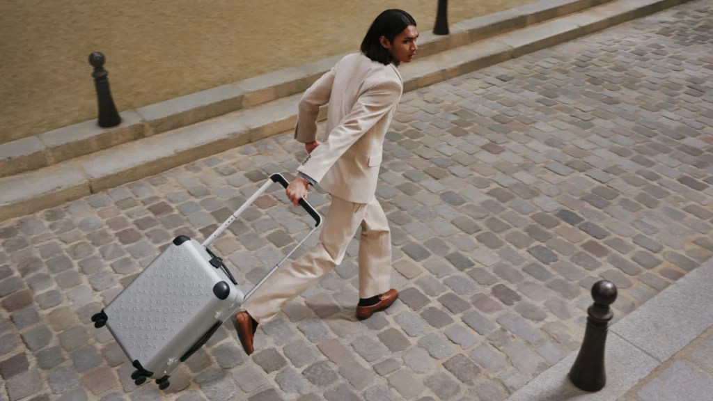 Louis Vuitton launches its first aluminum suitcase – made by Marc Newson 2 Louis Vuitton Horizon Aluminium